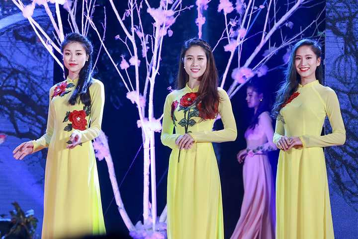 NTK Anh Thư vừa cho ra mắt BST áo dài chào xuân 2016 tôn vinh vẻ đẹp giản dị nhưng thướt tha của trang phục truyền thống.