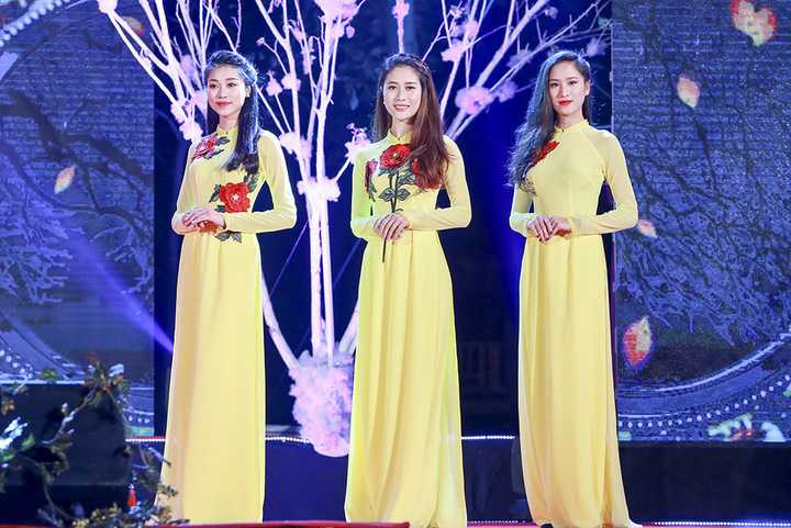 Điểm nhấn trên tà áo dài là những cánh hoa khoe sắc mơn mởn đón xuân về