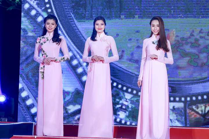 Bộ sưu tập được làm chất liệu vải chinffon.