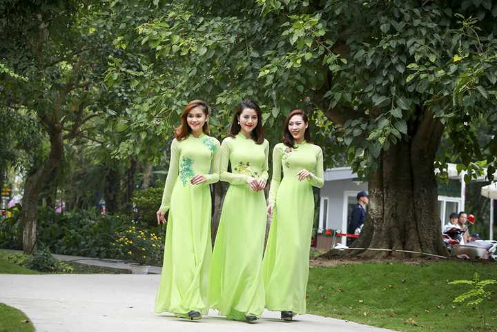 Bộ sưu tập mới của NTK Anh Thư vừa được trình diễn trong chương trình Chào xuân 2016 của Đài Truyền hình Hà Nội