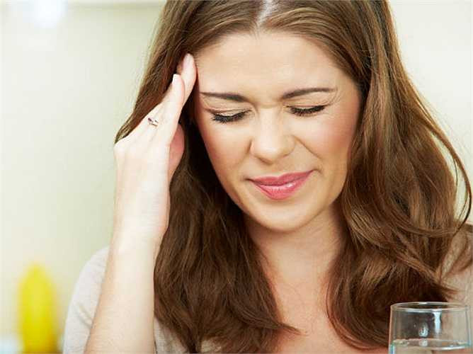 Hết nhức đầu: Bạn có tin không, chỉ mất ít nhất 15 phút xoa bóp chân mỗi ngày trước khi đi ngủ sẽ giúp bạn thoái khỏi bất kỳ các loại đau đầu nào.Xoa bóp chân là cách gián tiếp làm dịu các dây thần kinh trong não làm giảm đau đầu.