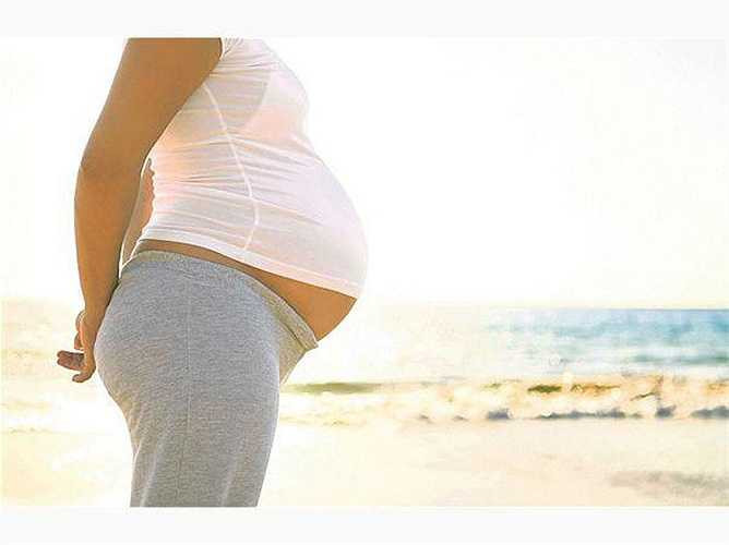 Giảm phù nề ở phụ nữ mang thai: Để phát huy hiệu quả, điều quan trọng mà phụ nữ mang thai phải nhớ là hãy mát-xa chân trong 3 tháng cuối của thai kỳ.Các động tác xoa bóp chân sẽ giúp chất lỏng tích lũy trong bàn chân lưu chuyển về thận hoặc tống ra ngoài theo đường tiểu.Vì sức khỏe, hãy mát-xa chân trước khi đi ngủ ngay tối nay. 