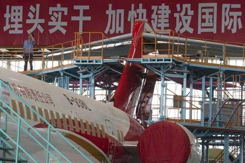 Cận cảnh chiếc máy bay nội địa đầu tiên của Trung Quốc