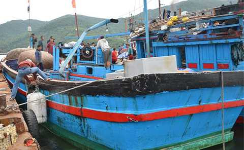 Cận cảnh, vết đâm chí mạng, tàu cá Quảng Ngãi, tan nát, QNg 98459 TS, tàu lạ