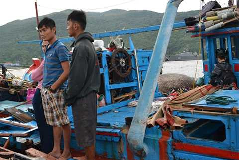 Cận cảnh, vết đâm chí mạng, tàu cá Quảng Ngãi, tan nát, QNg 98459 TS, tàu lạ