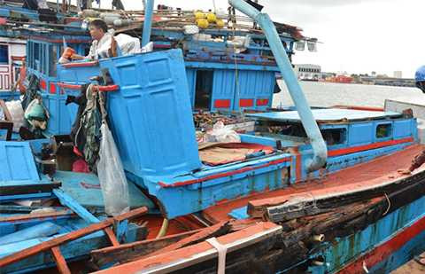 Cận cảnh, vết đâm chí mạng, tàu cá Quảng Ngãi, tan nát, QNg 98459 TS, tàu lạ