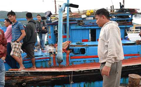 Cận cảnh, vết đâm chí mạng, tàu cá Quảng Ngãi, tan nát, QNg 98459 TS, tàu lạ