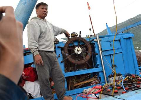 Cận cảnh, vết đâm chí mạng, tàu cá Quảng Ngãi, tan nát, QNg 98459 TS, tàu lạ