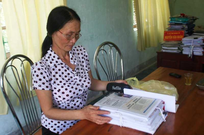 Sau giờ đứng lớp cô Hạnh vẫn ngồi chuẩn bị giáo án chuẩn bị cho những giờ dạy kế tiếp.