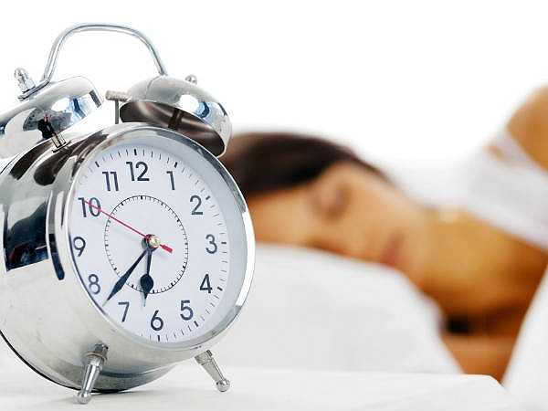 Nhấn nút tạm dừng chuông báo thức: Điều quan trọng là phải thức dậy ngay khi chuông báo thức reo vào buổi sáng. Thức dậy và dí vào nút báo lại có nghĩa là bạn đang ngủ giấc ngủ bị gián đoạn, có nghĩa là nhiều căng thẳng và không tốt.