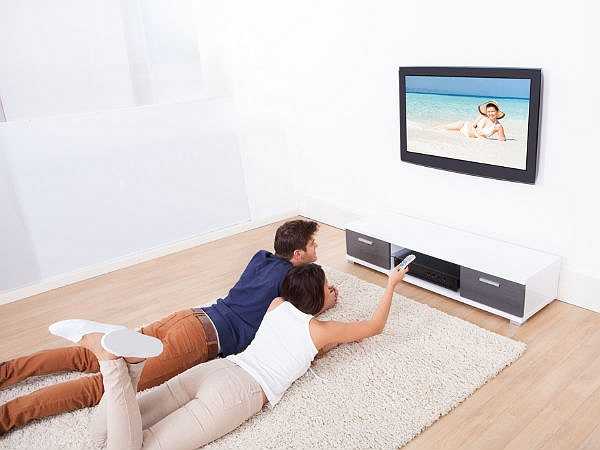 Xem ti vi liên tục: bạn nên quan tâm đến sức khỏe vì xem phim liên tục cả ngày chắc chắn là không tốt cho cơ thể. Nó gây mỏi mắt và cản trở lưu thông máu trong cơ thể.