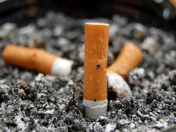 Hút thuốc liên tục: Ngay cả một điếu thuốc một ngày cũng gây nguy cơ ung thư và các bệnh khác gây tổn hại cho cơ thể của bạn một cách cực đoan. Điều quan trọng là nên tránh hút thuốc chủ động và cả thụ động.