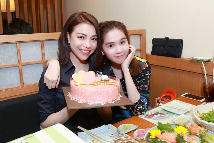 Người đẹp đất Mũi sinh năm 1990 đã có bữa tiệc đón tuổi mới nhẹ nhàng, giản dị và ấm cúng bên cạnh những người bạn rất thân thiết với cô, đặc biệt là Ngọc Trinh.