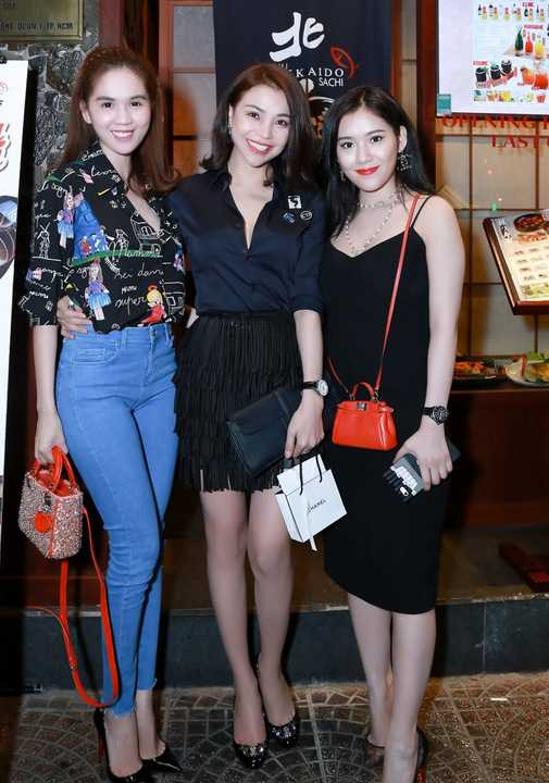 Vì vậy, cả hai đã quyết định cùng tổ chức bữa tiệc đón tuổi mới, đồng thời cũng đón năm mới đơn giản, ấm áp nhưng tràn đầy tình cảm dành cho nhau.