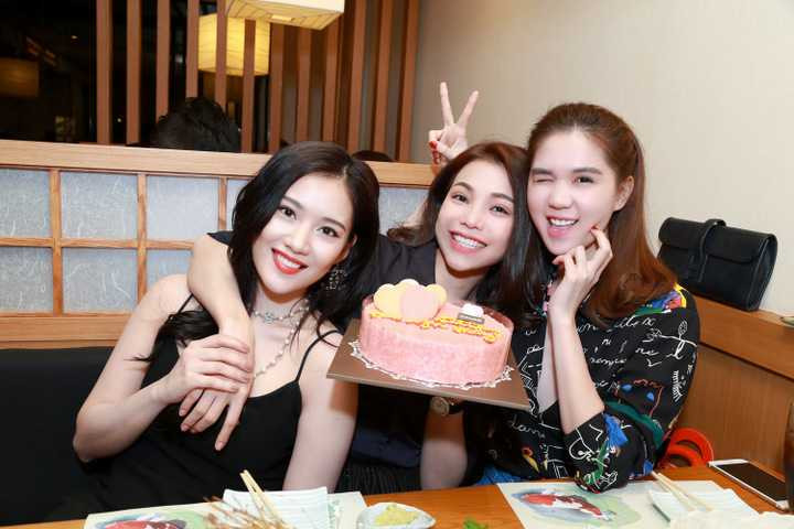 Hai người đẹp cùng tuổi ngày càng trẻ trung và… xì tin hơn. Trà Hằng chia sẻ, tuổi mới của cô sẽ là những bước ngoặt lớn mà cô đã chuẩn bị, cả trong cuộc sống và sự nghiệp.