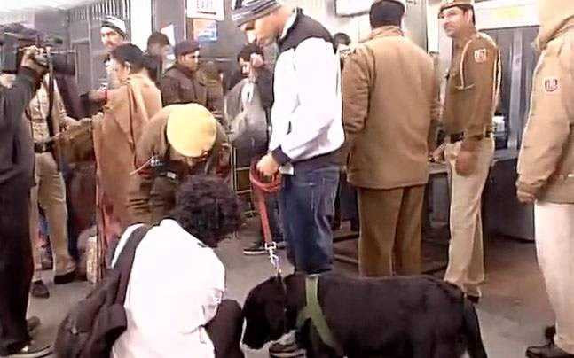 Cảnh sát Ấn Độ lục soát một số hành lý khả nghi