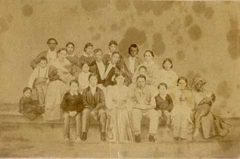 Đại gia đình gồm 25 thành viên của cặp song sinh