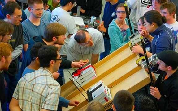 Một trong những nghề nghiệp được dự đoán sẽ hot trong năm 2016 là kỹ sư cơ khí: Độ chênh lệch giữa số lượng đăng tuyển hàng tháng và số lượng nhân sự được tuyển: 18.113. Độ tăng trưởng (từ 2010 – 2015): 28.646. Thu nhập trung bình theo giờ: 39,93 USD.