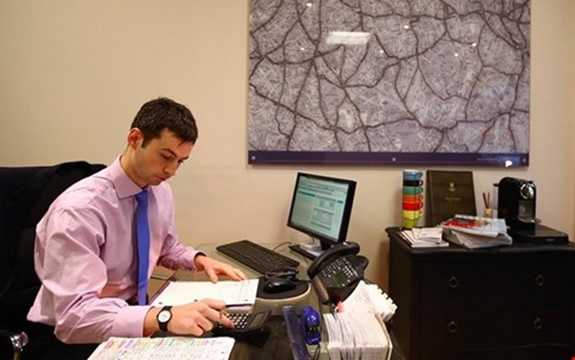 Kế toán hoặc kiểm toán: Độ chênh lệch giữa số lượng đăng tuyển hàng tháng và số lượng nhân sự được tuyển của nghề hot này là: 27.900. Tăng trưởng (từ 2010 – 2015): 133.042. Thu nhập trung bình theo giờ: 31,7 USD.