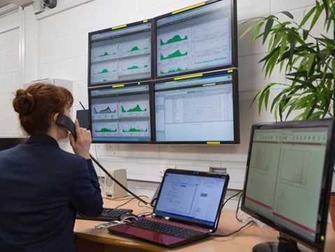 Nhà phân tích an ninh thông tin: Độ chênh lệch giữa số lượng đăng tuyển hàng tháng và số lượng nhân sự được tuyển trong công việc này là: 27.512. Độ tăng trưởng (từ 2010 – 2015): 15.180.Thu nhập trung bình theo giờ: 42,74 USD.