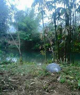 Theo thông tin ban đầu, hai vật thể lạ hình khối cầu, có chữ bên ngoài vỏ, làm bằng hợp kim. Hiện tại, chúng đã được đưa về bãi hủy của kho K28 để cơ quan chức năng điều tra. Ảnh vật thể lạ rơi tại bờ suối Na Hang (Tuyên Quang) do người dân cung cấp Theo thông tin ban đầu, hai vật thể lạ hình khối cầu, có chữ bên ngoài vỏ, làm bằng hợp kim. Hiện tại, chúng đã được đưa về bãi hủy của kho K28 để cơ quan chức năng điều tra. Ảnh vật thể lạ rơi tại bờ suối Na Hang (Tuyên Quang) do người dân cung cấp