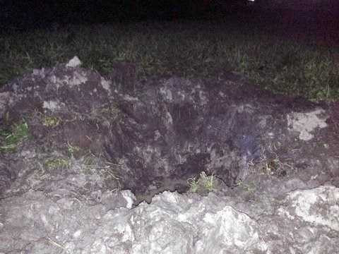 Vật lạ màu nâu này đã tạo ra một hố sâu tại ruộng rau. Thông tin ban đầu cho biết, vật lạ này là một mảnh thiết bị xuất phát từ công ty sản xuất ống nhựa, ở cách nơi mảnh vỡ rơi chừng 400m. Vật lạ màu nâu này đã tạo ra một hố sâu tại ruộng rau. Thông tin ban đầu cho biết, vật lạ này là một mảnh thiết bị xuất phát từ công ty sản xuất ống nhựa, ở cách nơi mảnh vỡ rơi chừng 400m.