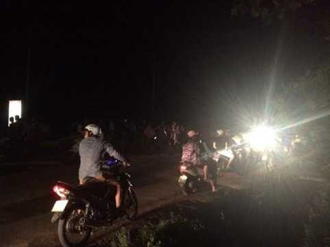 Sau khoảng 30 phút, hàng trăm người dân hiếu kỳ đã tập trung về đây để chứng kiến. Sự việc khiến ách tắc giao thông cục bộ trong một thời gian ngắn, đoạn Km50 – 52 QL8A. Ảnh: NĐT Sau khoảng 30 phút, hàng trăm người dân hiếu kỳ đã tập trung về đây để chứng kiến. Sự việc khiến ách tắc giao thông cục bộ trong một thời gian ngắn, đoạn Km50 – 52 QL8A. Ảnh: NĐT