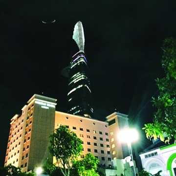 Hồi tháng 3/2015, Báo Người lao động đưa bức ảnh của một nhóm sinh viên chụp một vật thể lạ giống đĩa bay (UFO) ngay phía trên tháp Bitexco. Theo báo này, hình ảnh do nhóm bạn trẻ cung cấp cho thấy có một vật thể lạ hình tròn, xung quanh có đèn phát sáng và hình ảnh không qua chỉnh sửa. Hồi tháng 3/2015, Báo Người lao động đưa bức ảnh của một nhóm sinh viên chụp một vật thể lạ giống đĩa bay (UFO) ngay phía trên tháp Bitexco. Theo báo này, hình ảnh do nhóm bạn trẻ cung cấp cho thấy có một vật thể lạ hình tròn, xung quanh có đèn phát sáng và hình ảnh không qua chỉnh sửa.