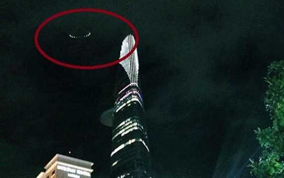 Nhiều luồng ý kiến xung quanh bức ảnh này cho rằng đây có thể là đĩa bay, hoặc món đồ chơi, thiết bị quay phim flycam. Nhiều luồng ý kiến xung quanh bức ảnh này cho rằng đây có thể là đĩa bay, hoặc món đồ chơi, thiết bị quay phim flycam.