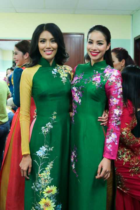 Trong hậu trường, hoa hậu Phạm Hương nhận được nhiều lời hỏi thăm từ các chị, bạn đồng nghiệp. Cô cũng rất vui khi nhận được sự quan tâm của mọi người hỏi thăm về chặng đường tham dự cuộc thi Hoa hậu Hoàn vũ 2015. 