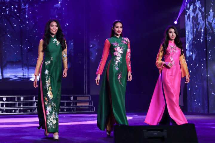 Trong sân chơi nhan sắc hấp dẫn nhất hành tinh vừa qua, hoa hậu Phạm Hương luôn được đánh giá rất cao bởi phong cách catwalk ấn tượng.