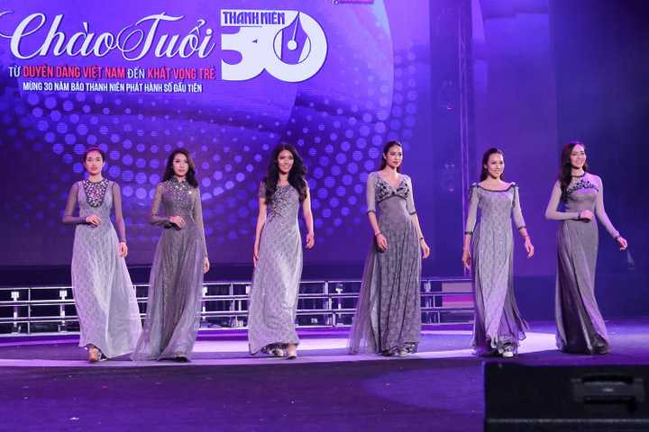 Bên cạnh phần tập luyện của Phạm Hương, Hà Thu và Nam Em, chương trình còn có sự xuất hiện và trình diễn đẹp mắt của các người đẹp khác như: Lệ Hằng, Trương Thị May, Thúy Vân, Lan Khuê, Lệ Quyên, Minh Triệu, Diễm Trang, Huyền My…cùng các đàn chị nổi tiếng từ thập niên 90 đến nay. 