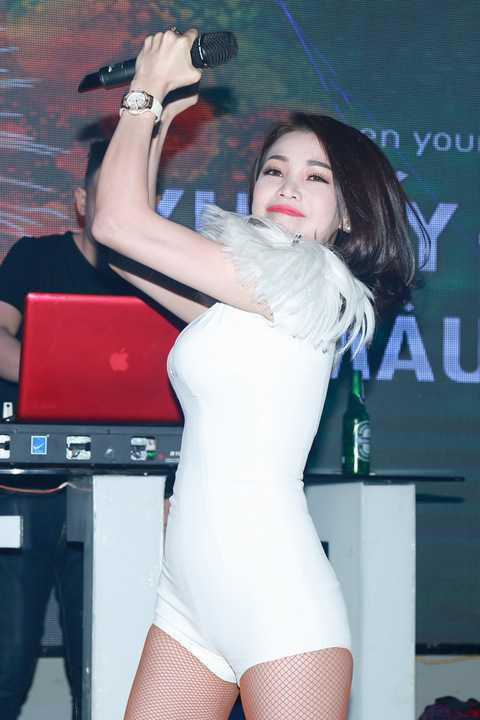 Trong nhièu sự kiện quan trọng gần đây của Trà Ngọc Hằng, Ngọc Trinh luôn ở bên cạnh cô cùng chia sẻ. 