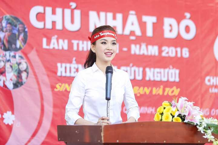Diễm Trang đã đại diện cho các anh/chị em nghệ sĩ tham gia chương trình đã lên phát biểu, kêu gọi mọi người cùng nhau hiến máu.