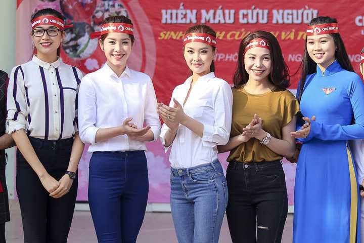 Cô diện trang phục áo sơ mi trắng giản dị mix cùng quần jeans ống loe, cô vui vẻ khi hiến máu cho sự kiện đặc biệt này.