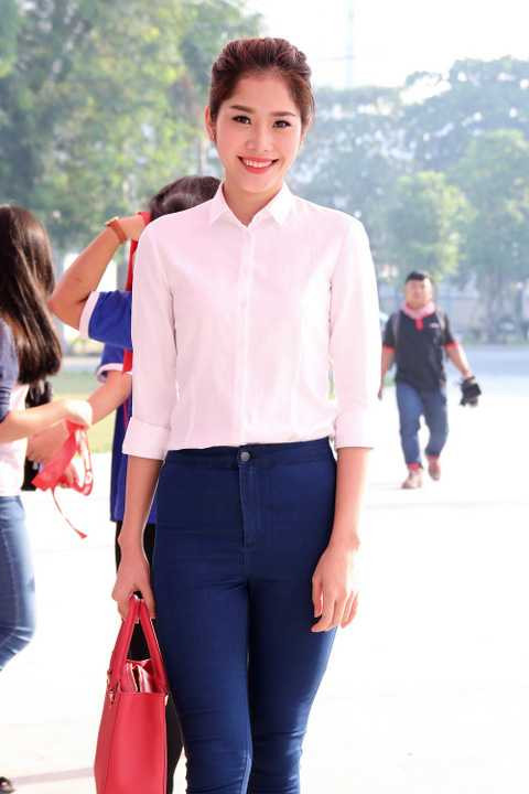 Trong khi đó, hoa khôi Nam Em gây ấn tượng với quần jean, áo sơ mi trắng. Cô gái 19 tuổi này cảm thấy rất vui khi được đồng hành cùng chương trình. 