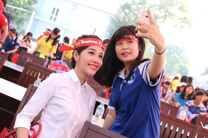 Vốn xuất thân từ trường Nghệ thuật quân đội, được đào tạo bài bản và có tố chất ca hát. Nam Em đang miệt mài học luyện thanh, học ngoại ngữ và hoàn thiện bản thân để trở thành một nghệ sĩ đa năng trong tương lai.