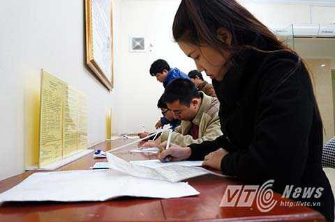 Theo Thông tư 170 quy định mức thu, nộp cấp, đổi thẻ căn cước công dân do Bộ Tài chính ban hành, người từ đủ 14 tuổi trở lên làm thủ tục cấp thẻ không phải nộp phí. Nhà nước không thu phí đổi thẻ đối với người đủ 25, đủ 40 và đủ 60 tuổi. Người dân khi làm thủ tục đổi, cấp lại thẻ sẽ phải trả phí. Cụ thể, phí đổi thẻ là 50.000 đồng, cấp lại là 70.000 đồng.