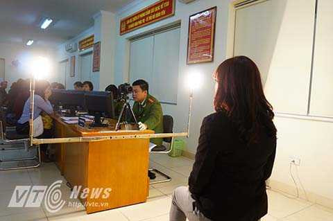 Người dân thường trú tại các xã, thị trấn miền núi; biên giới; huyện đảo nộp lệ phí bằng 50% mức thu quy định. Trường hợp là bố, mẹ, vợ, chồng, con dưới 18 tuổi của liệt sĩ, thương binh, người hưởng chính sách như thương binh; con dưới 18 tuổi của thương binh và người hưởng chính sách như thương binh, bệnh binh, công dân thuộc các xã, thị trấn vùng cao theo quy định của Ủy ban Dân tộc; công dân thuộc hộ nghèo không phải nộp lệ phí đổi thẻ căn cước công dân.