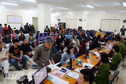 Theo ghi nhận của PV, ngay trong ngày làm việc đầu tiên của năm 2016, tại Phòng Cảnh sát Quản lý hành chính về trật tự xã hội (Công An Tp Hà Nội) có địa chỉ tại số 44 phố Phạm Ngọc Thạch (Đống Đa, Hà Nội) đã có hàng trăm người dân tới đây để làm thủ tục cấp thẻ căn cước.