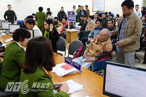 Trong đó, đặc biệt nhất là trường hợp của cụ Nguyễn Hữu Tâm (90 tuổi), do tuổi cao sức yếu nên được lực lượng chức năng ưu tiên hướng dẫn làm các thủ tục cấp mới thẻ căn cước.