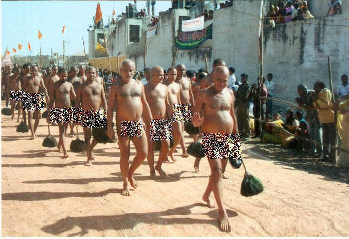 Vô tư khỏa thân đi ngoài đường Vô tư khỏa thân đi ngoài đường