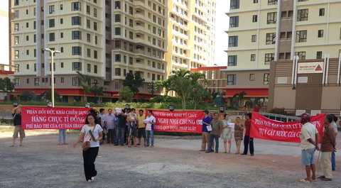 Cư dân chung cư The Era Town tuần hành phản đối hoạt động xây dựng, vận hành khu chung cư
