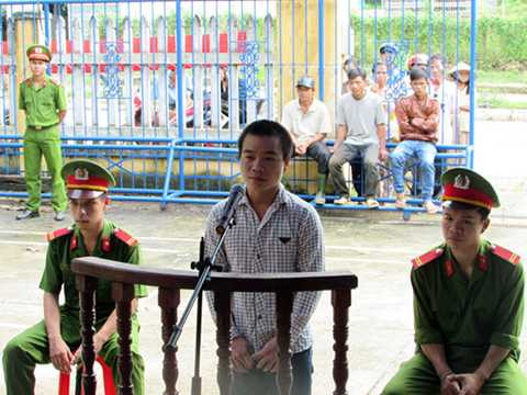 Vũ tại phiên tòa xử bị tuyên án 15 tháng tù về tội cố ý gây thương tích với vợ. Vũ tại phiên tòa xử bị tuyên án 15 tháng tù về tội cố ý gây thương tích với vợ.