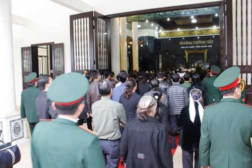 Dòng người tới Nhà tang lễ Quân khu 5 để viếng Thượng tướng Nguyễn Chơn. Ảnh: Thanh Trần.