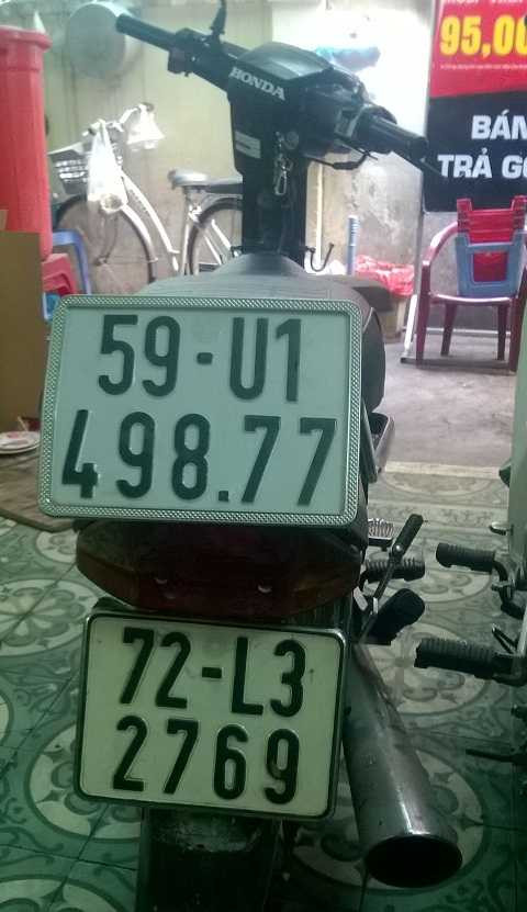 Đứng bên đường chơi game bị giật mất iPhone 5S