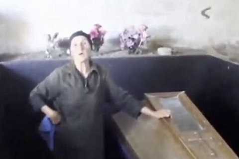 Người mẹ tận tụy chăm sóc xác con suốt 18 năm Người mẹ tận tụy chăm sóc xác con suốt 18 năm