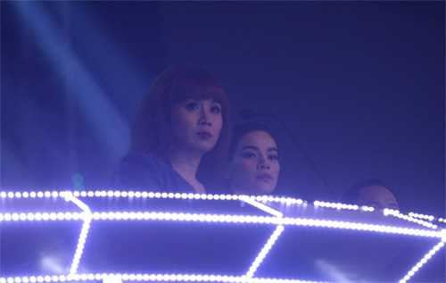 Hà Hồ mặt lạnh khi xem 'tình địch' Maya biểu diễn