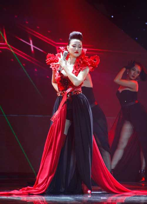 Hà Hồ mặt lạnh khi xem 'tình địch' Maya biểu diễn