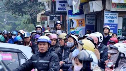 Nhiều người dân mắc kẹt trên đường ngày đầu năm mới.